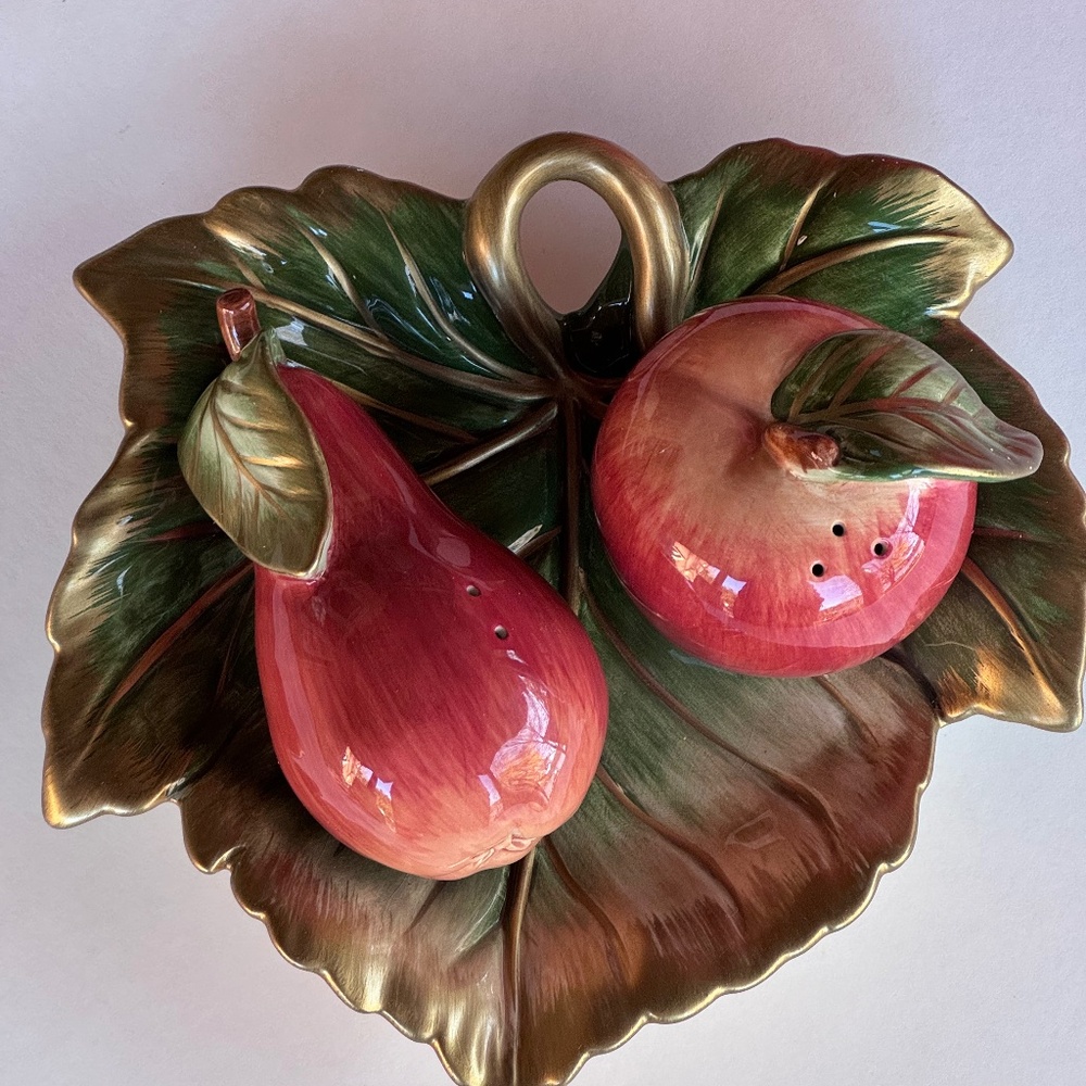 PRICE ⬇️Fitz & Floyd Pear and apple Fall Salt/pepper shakers